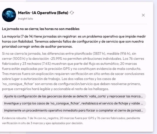 Relato del asistente de IA de CheckBiz360 que explica qué asunto del panel conviene corregir primero y por qué.
